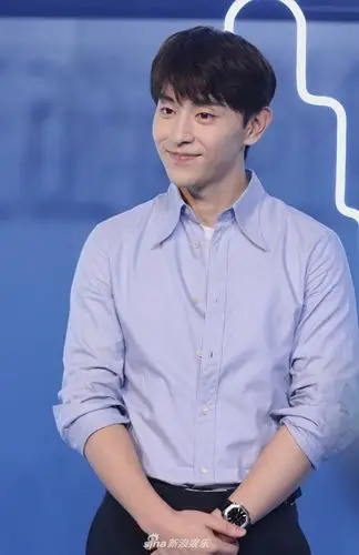 邓伦穿衬衫搭长裤似帅气学长 比心卖萌微笑满满治愈力