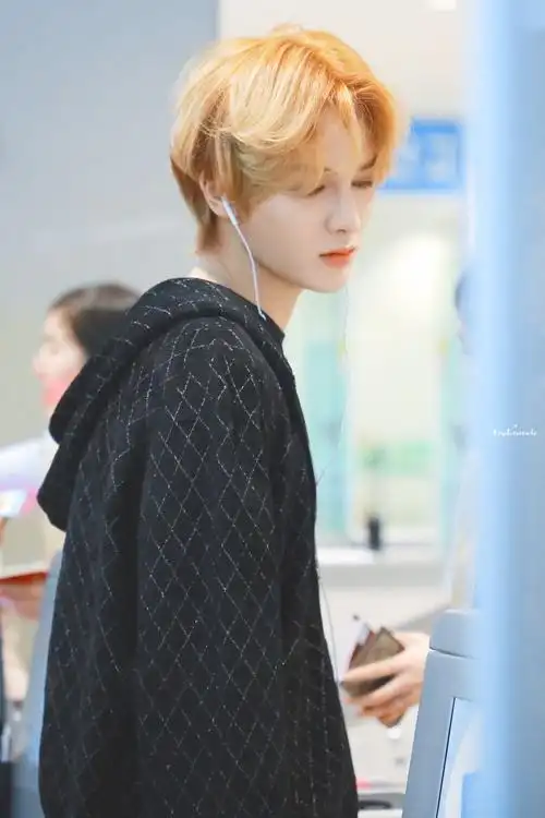 朱正廷绝美侧颜楼来啦