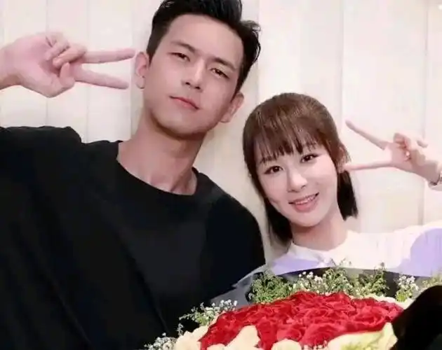 杨紫李现疑恋情曝光两人使用同款手机壳有许多相同衣物和配饰