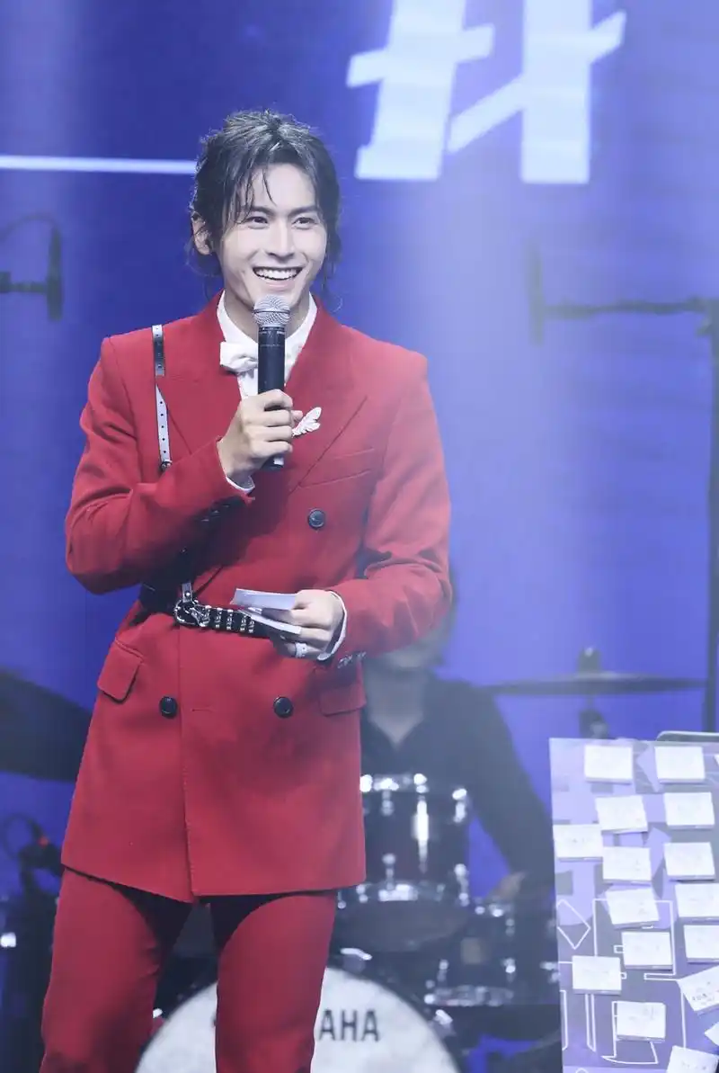 组图:张哲瀚举行ep《我遇见我》首唱会 穿束腰红西装帅气亮相