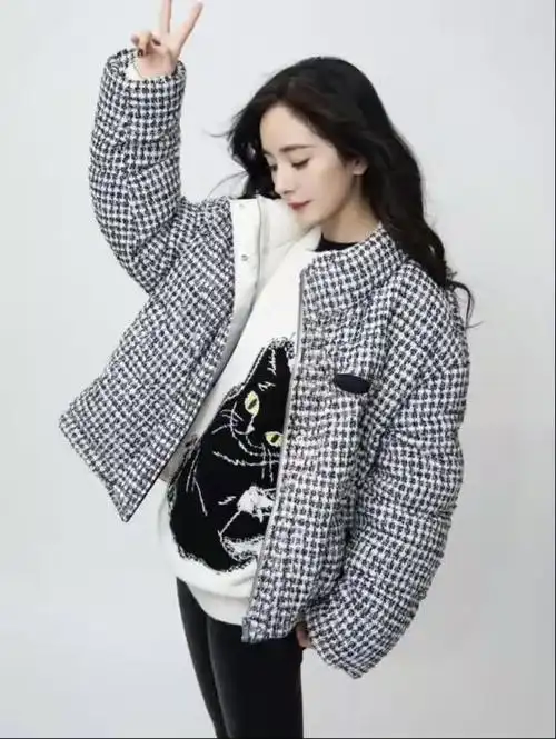 杨幂又在引领潮流穿黑大衣搭卷脚裤亮相露截脚脖真时髦