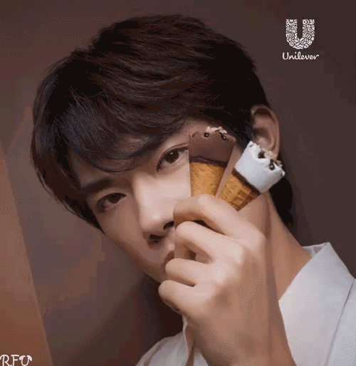 易烊千玺代言可爱多