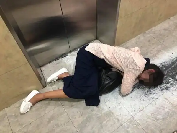 开就看到一名长发女子倒在门前,吓得她赶快检查,这才发现对方是喝醉了