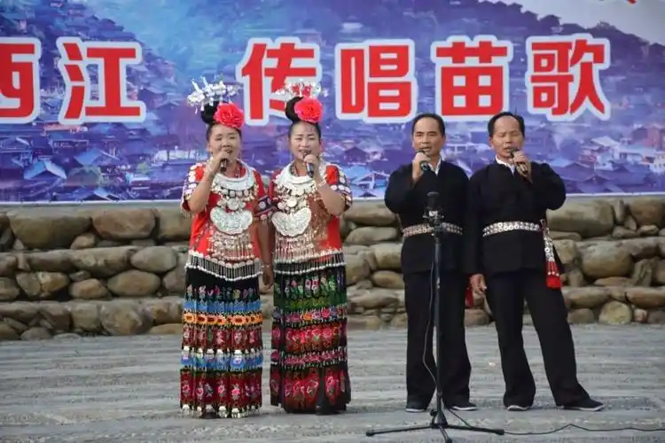 来自黔东南州各地的1000多名苗族歌手参加西江吃新节苗歌演唱大赛时