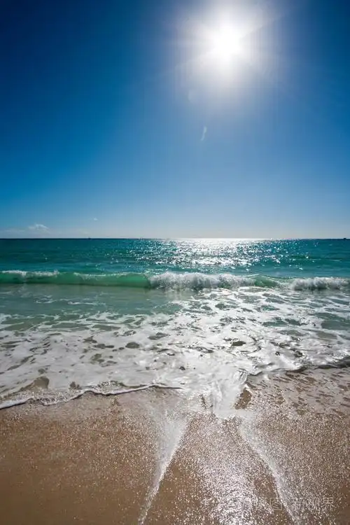 美丽的海滩太阳和大海