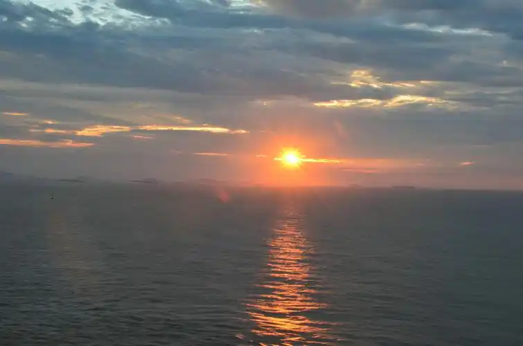 嵊泗列岛的日出,美女和蓝天白云