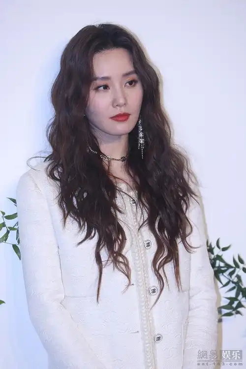 刘诗诗穿纯白套装高贵优雅卷发迷人