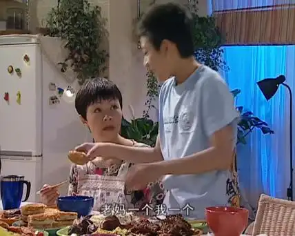 鬼机灵刘星现场分饼,一人一个绝对公平!