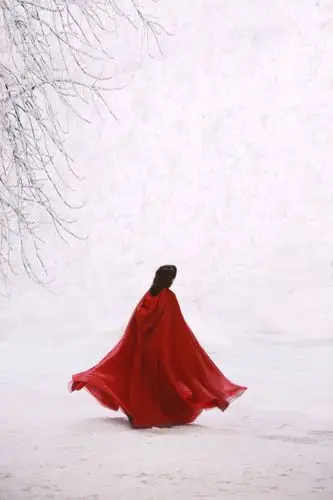 《天衣无缝》贵婉杀青 徐璐雪地红衣神秘凄美