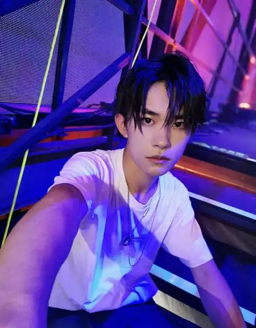 工作室发易烊千玺自拍被粉丝还原拍照的场景原来千玺这么淘气