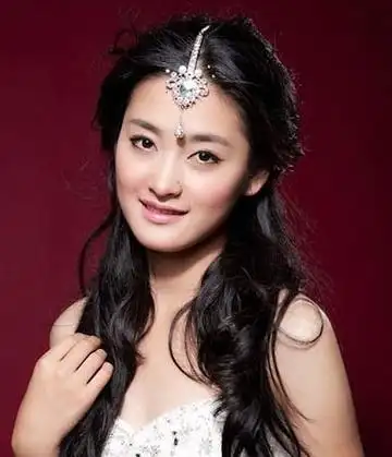 春晚小宫女肖婷佳爆红 清纯生活照胜于谋女郎