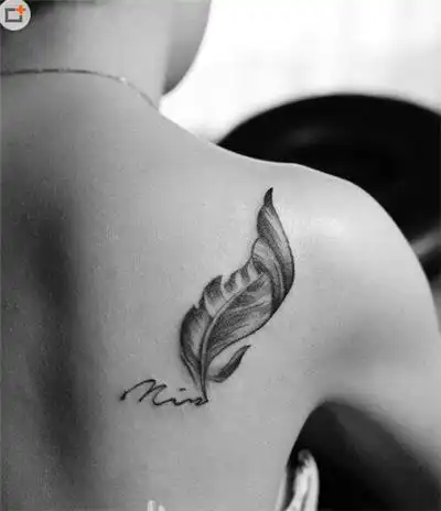 性感女生后背好看的黑白纹身图片