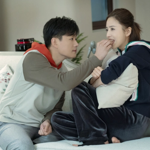 佟丽娅爱的厘米化身酷飒机长百变演绎冬日潮酷穿搭太吸睛