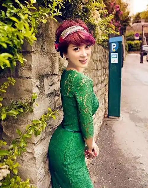 金巧巧都48岁了还有少女身材,穿紧身裙曲线真够抢眼,真长脸_女性_魅力