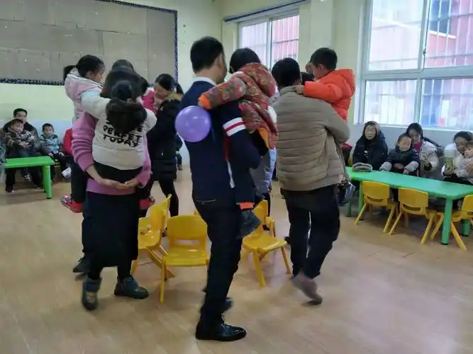 县白土镇中心幼儿园小班庆元旦亲子联欢活动 写美篇第二项:亲子游戏