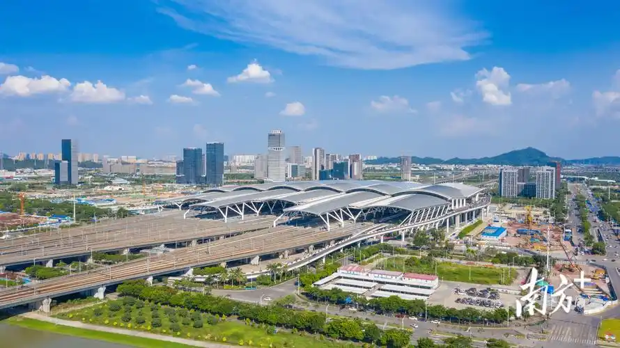 番禺区内交通网络四通八达,具有高铁,城际,地铁,航空等多种通达全国的