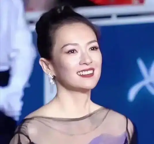 章子怡在戛纳电影节上眼眶泛红,泪水在眼里打转,引网友热议