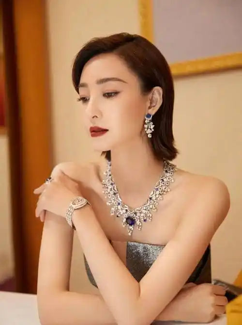 王丽坤剪短发了,穿一袭抹胸蛋糕裙出席活动,优雅又惊艳!