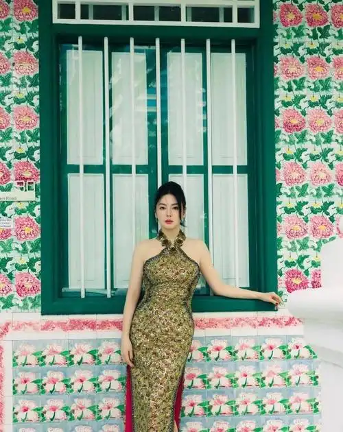 张雨绮身着挂脖旗袍,尽显性感迷人!