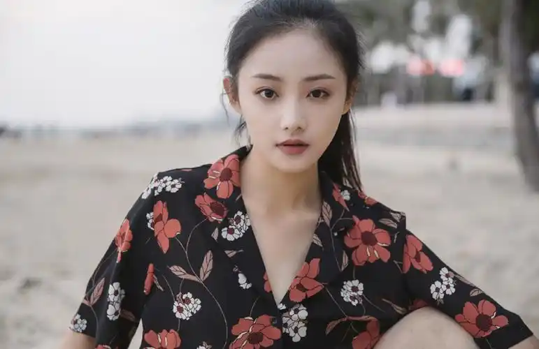 吴佳怡休闲文艺海边写真图片