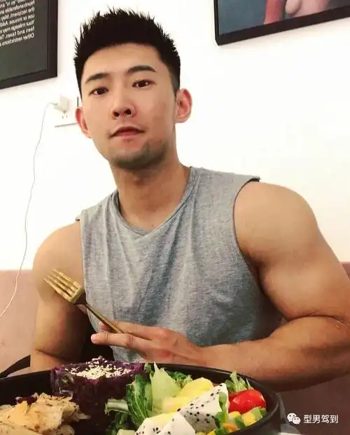 杭州肌肉胸毛哥走红,正太脸金刚身太可了