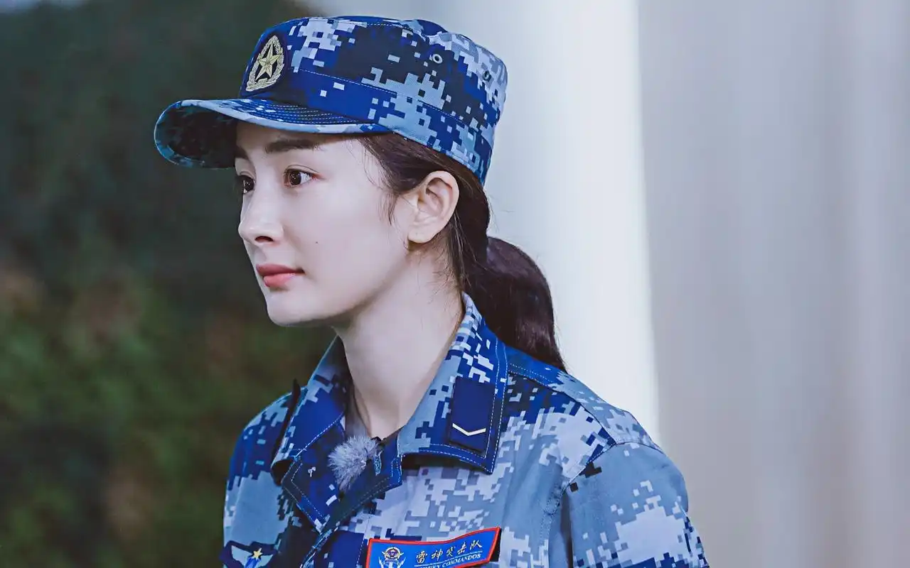 杨幂《真正男子汉》军装照图片桌面壁纸