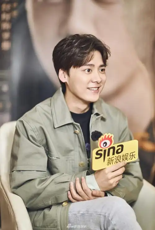 组图:李易峰夹克装阳光嘟嘴超萌 让粉丝"夸我帅不要说我傻"_高清图集