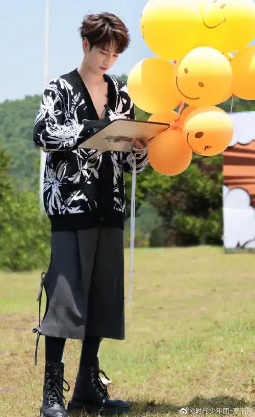 严浩翔极挑三宫格花絮照##严浩翔的18岁珍贵回忆##严浩翔极限挑战