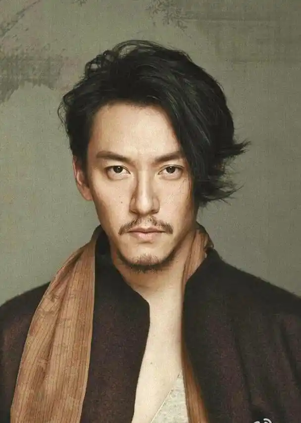 张震近几年爆火的张震,也是典型的适合留胡子的男星.