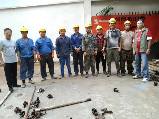 拆除脚手架的工人与大楼部分居民合影