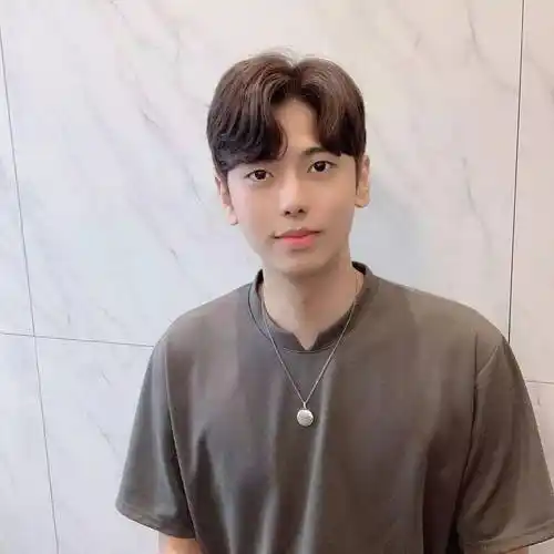 男生三七分烫发发型