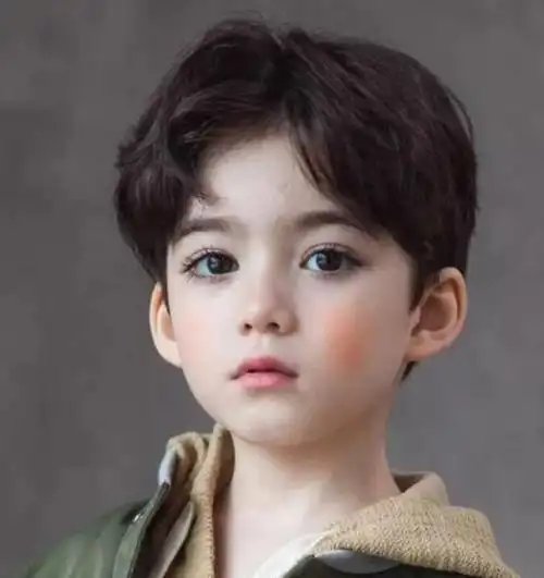 这款发型是典型的欧式发型,八字刘海设计让小男孩多了几分书生气,稍带