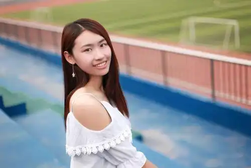 爱笑的学生妹妹