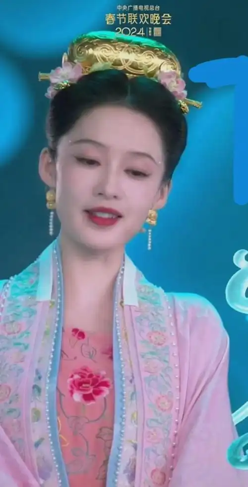 明星的镜头可以分成上下三组,王凯,朱一龙,陈伟霆的这组镜头就很帅