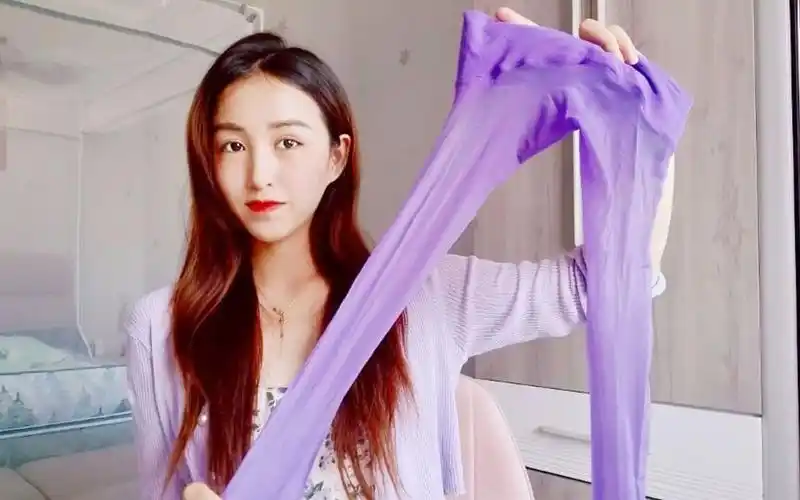 女人味十足的紫色油光袜,妹子大胆试穿,展示不一样的成熟!