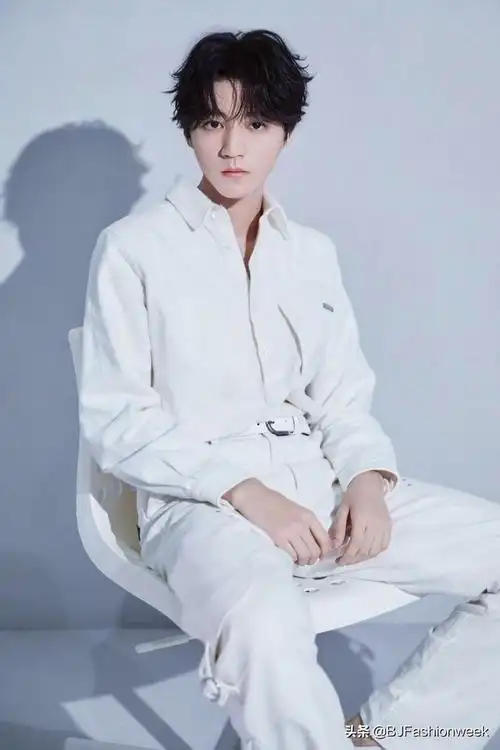 王俊凯穿蓝色衣服正面照(王俊凯穿白色是真帅)(6)