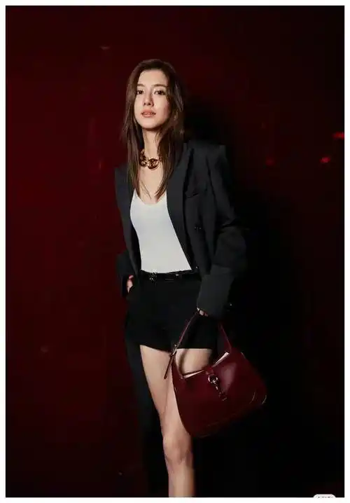 吴千语晒最新近照,展现独特魅力,我的风格闪耀光芒._米兰_豪门_看法