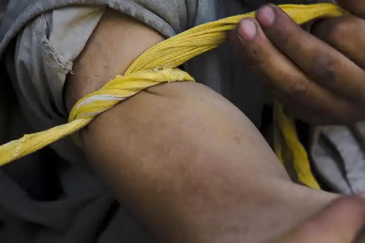 白天,亚洲,仅一个男性,仅一个人,拿,拿着,黄种人,仅一个年轻男性,绳子