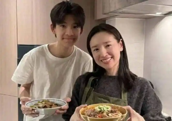 董洁潘粤明复合怀二胎?儿子顶顶高颜值神似梁朝伟,被疑有亲子关系?