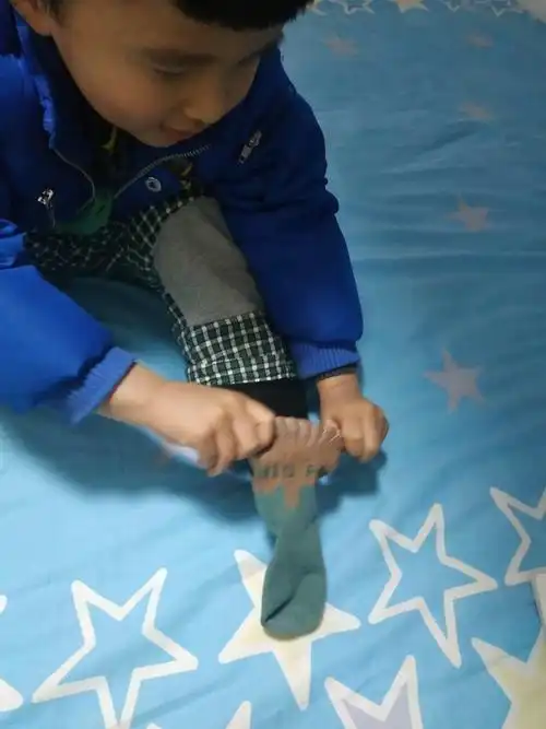 【人民幼儿园-停课不停学】我会穿袜子