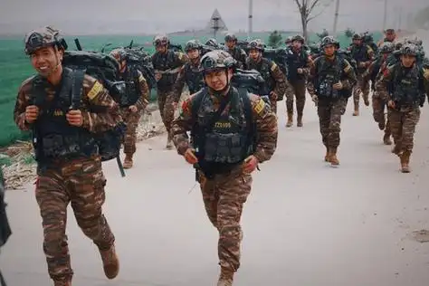 图为特战队员正在组织武装奔袭.郭笑思麟摄