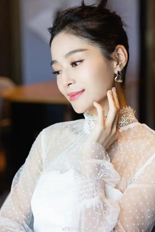 演员王媛可近日活动妆容金棕色调