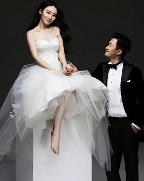 谢楠挺着大肚子忙前忙后,对吴京说:"婚礼的事情,你只需要出席就可以了