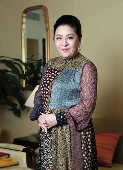 娱乐圈翡翠新闻_向太夫人和陈岚佩戴的翡翠首饰在某综艺节目上上了热