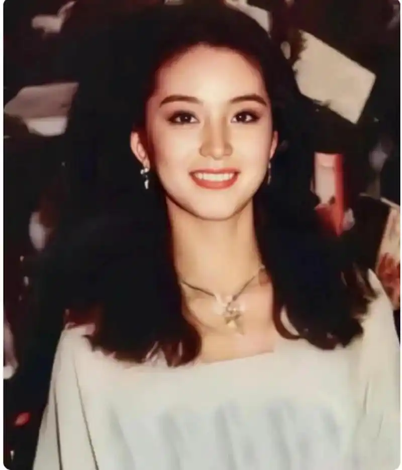 真正倾国倾城的大美女林青霞,女神一定知道自己很漂亮,所以从年轻的