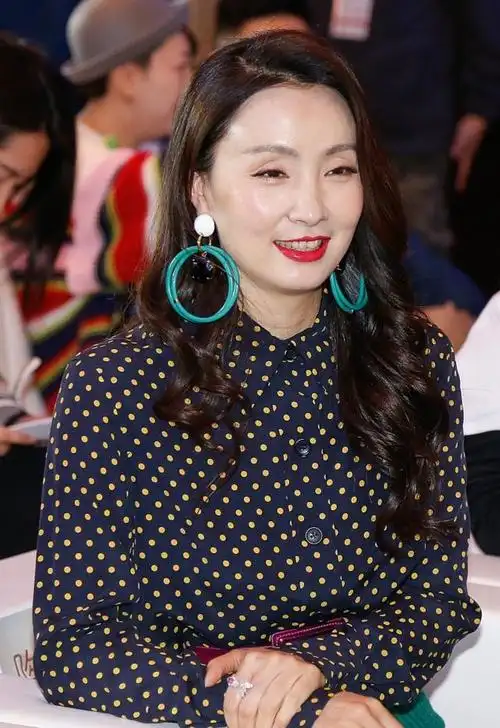 陶虹红唇绿裙柳叶腰格外妖娆 隐退多年复出拍电影乐开花