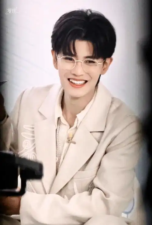 任嘉伦白西装金丝眼镜