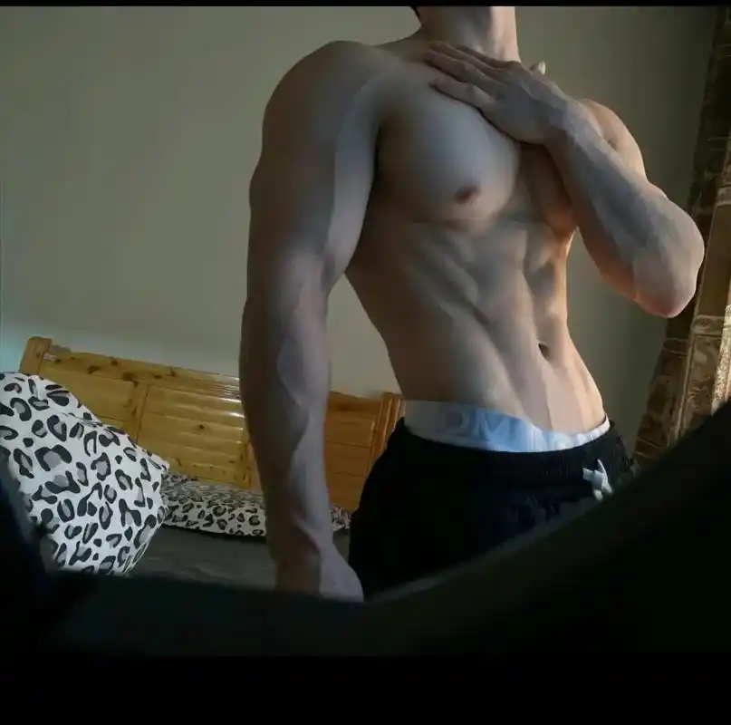 体育生 #腹肌 #肌肉男 #健身达人 #预防疫情多健身 @ - 抖音