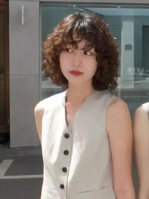 层次卷发,顾名思义,是指在发型设计中融入了层次感与卷度.