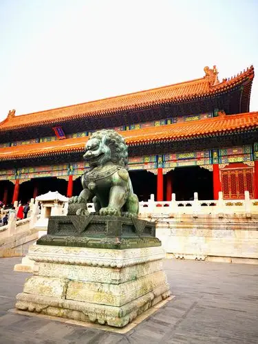 北京故宫太和殿前的铜狮子此为左侧雄狮头上四十五个发髻为九五至尊